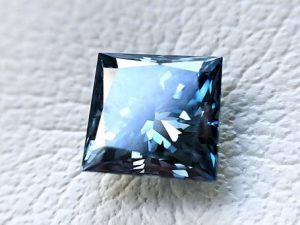Blauer Diamant im Zuge der Diamantbestattung von Lilium Bestattungen Hamburg